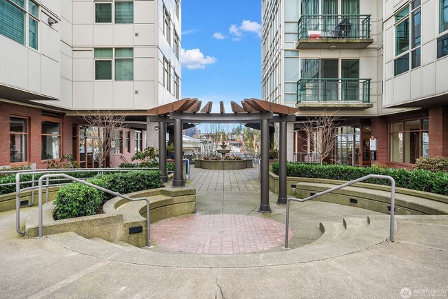 Building Photo - 2Bd/1.75Ba Bellevue Condo