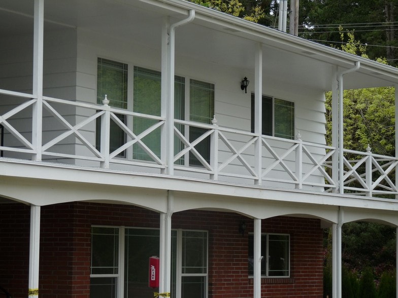 Building Photo - Clover Creek Manor Apartments