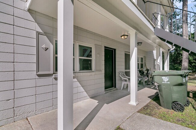 Building Photo - Charming 2BR/1BA Apartment in the Heart of Summerville