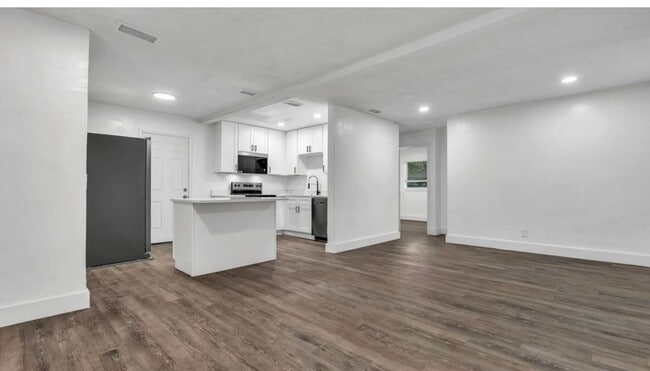 Building Photo - 4/2 ST Pete Home Available Now