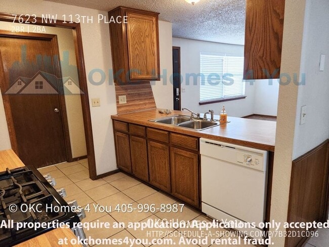 Building Photo - NW OKC 2 Bed Duplex!