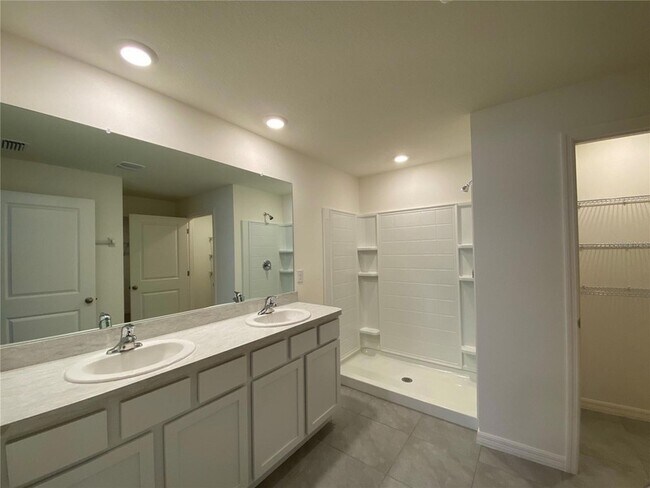 Building Photo - 661 W Twisted Oaks Dr