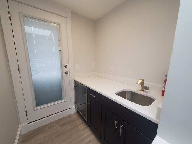 Building Photo - 47 Coffey St