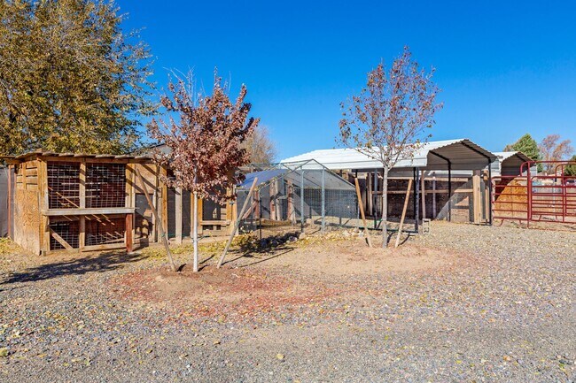Building Photo - Country living at its finest!