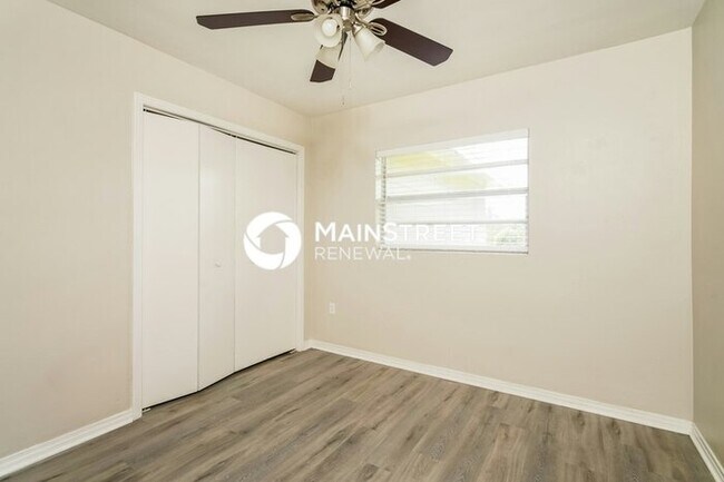 Building Photo - 4 Bedroom Pet-Friendly Home in ORLANDO, FL with Main Street Renewal