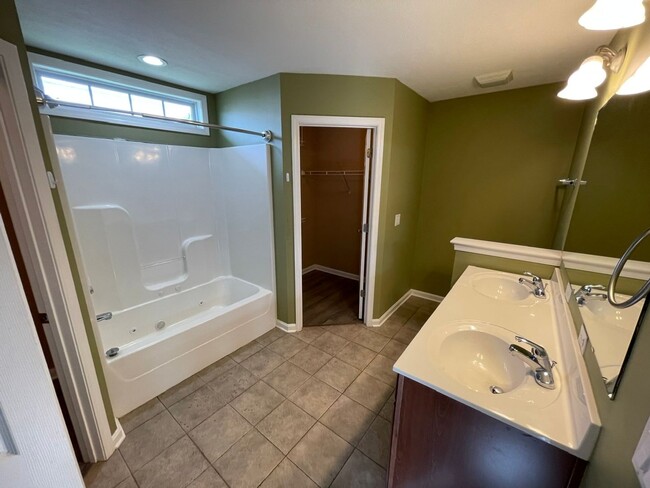 Building Photo - Awesome Home Great Location for Rent