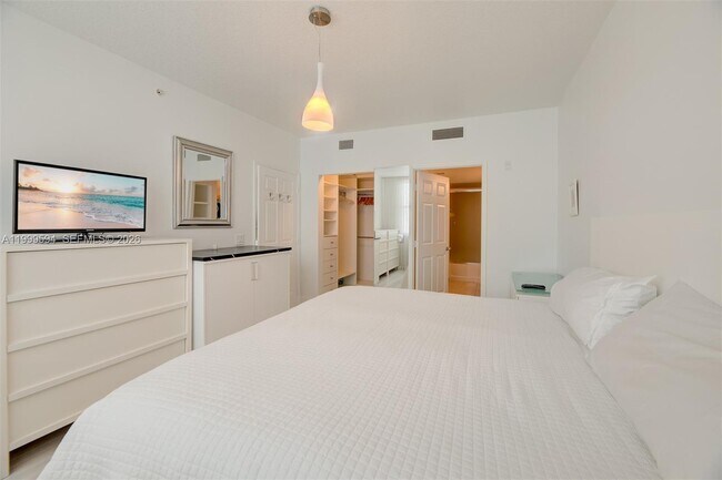 Building Photo - 2401 NE 65th St