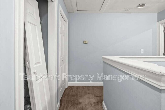 Building Photo - 5914 Tampa St