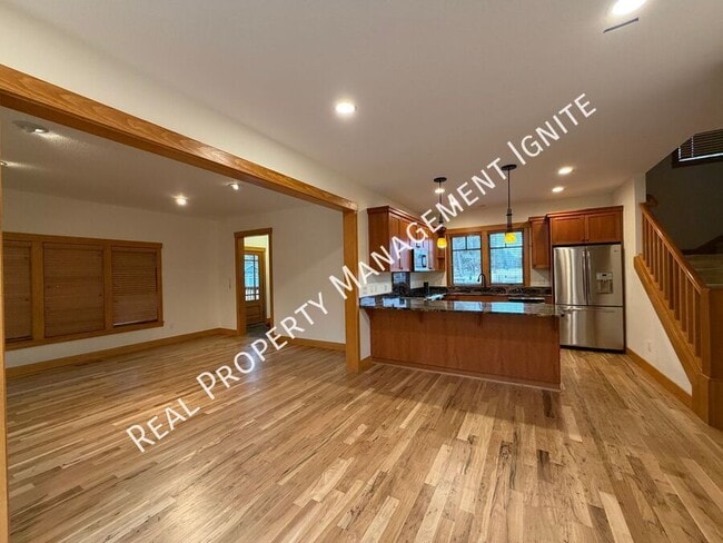 Building Photo - 453 S Pine St