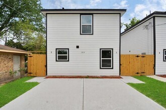 Building Photo - 6313 Sandra St