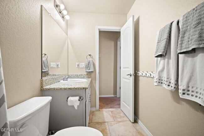 Building Photo - 3825 Loma Reina