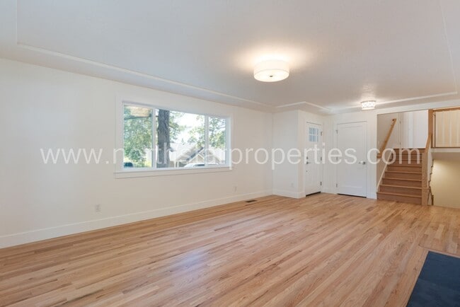 Building Photo - Exceptional Remodel Near Waluga Park