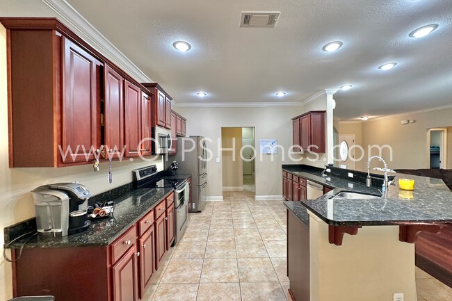 Building Photo - AVAILABLE IN AUG! 5BR/3BA IN S. CRESTVIEW