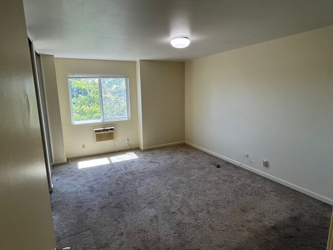 Building Photo - Vallejo 2-Bedroom Townhouse with 1-Car Gar...