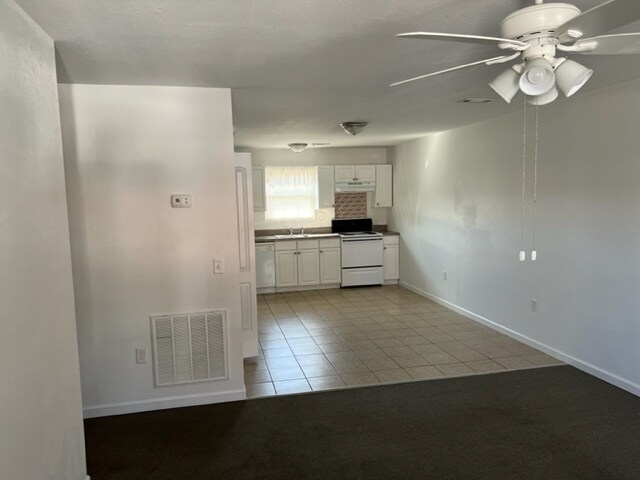 Building Photo - 145 Deer Ridge Dr