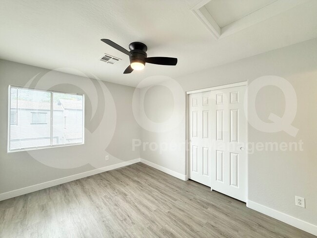 Building Photo - 2153 W Morten Ave