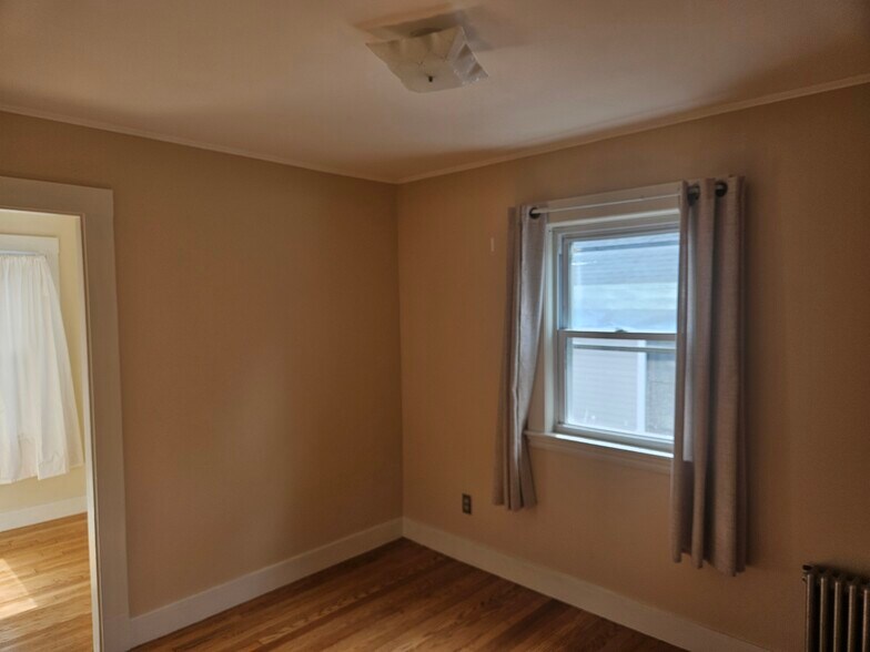 Middle BR - 19 Porter St