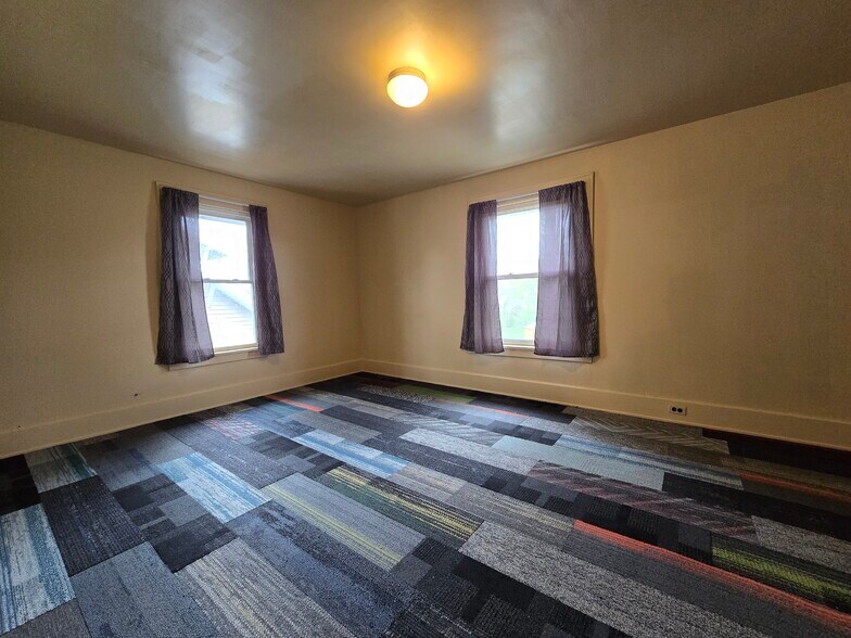 Building Photo - 648 N Freedom Ave