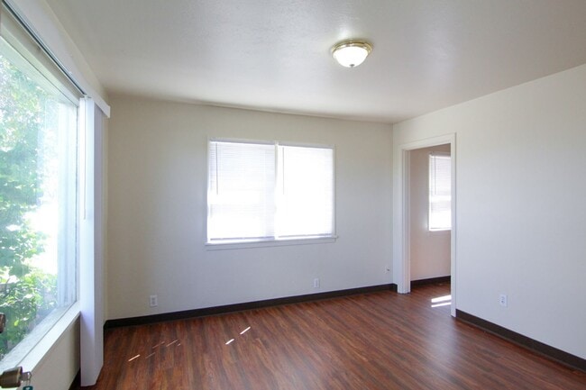 Building Photo - Duplex for Rent in Redding CA | Near Downtown, Laundry Hookups, Yard
