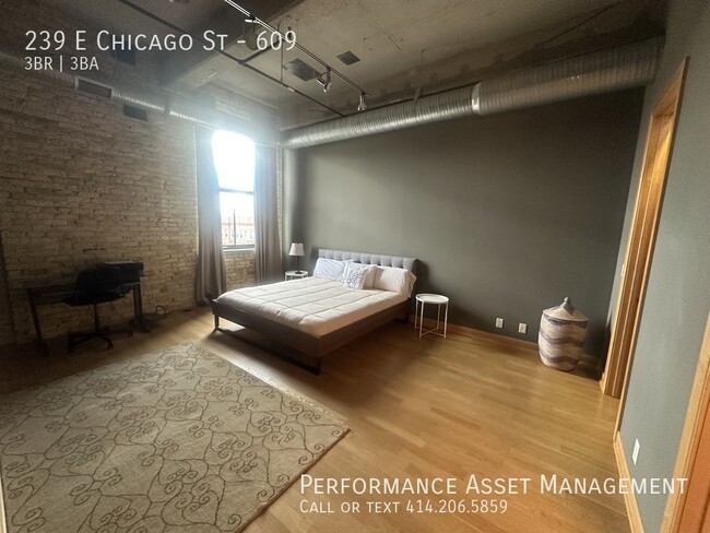 Building Photo - 239 E Chicago St