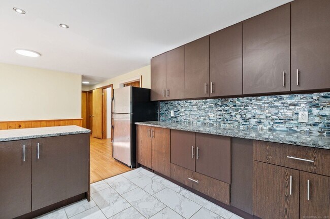 Building Photo - 67 Hicock Dr
