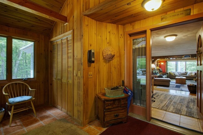 Building Photo - FURNISHED Private 3 Bed Winter *Seasonal Rental* - 6 month term available 11/1/26 - $3290/mo