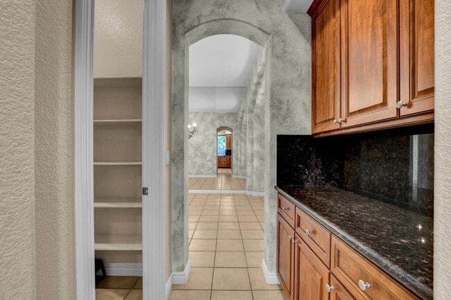 Building Photo - Single Story in Country Club Hills!