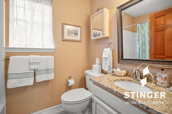 Building Photo - 1808 Lenora Dr