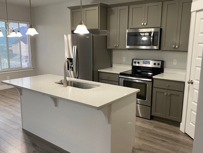 Building Photo - Lovely Townhome For Rent