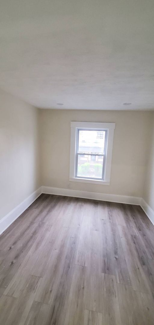 Building Photo - Charming 3-Bedroom Property in Prime Location