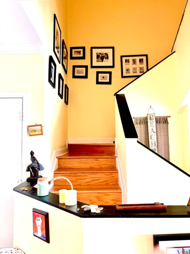 Building Photo - 328 N Lake Dr