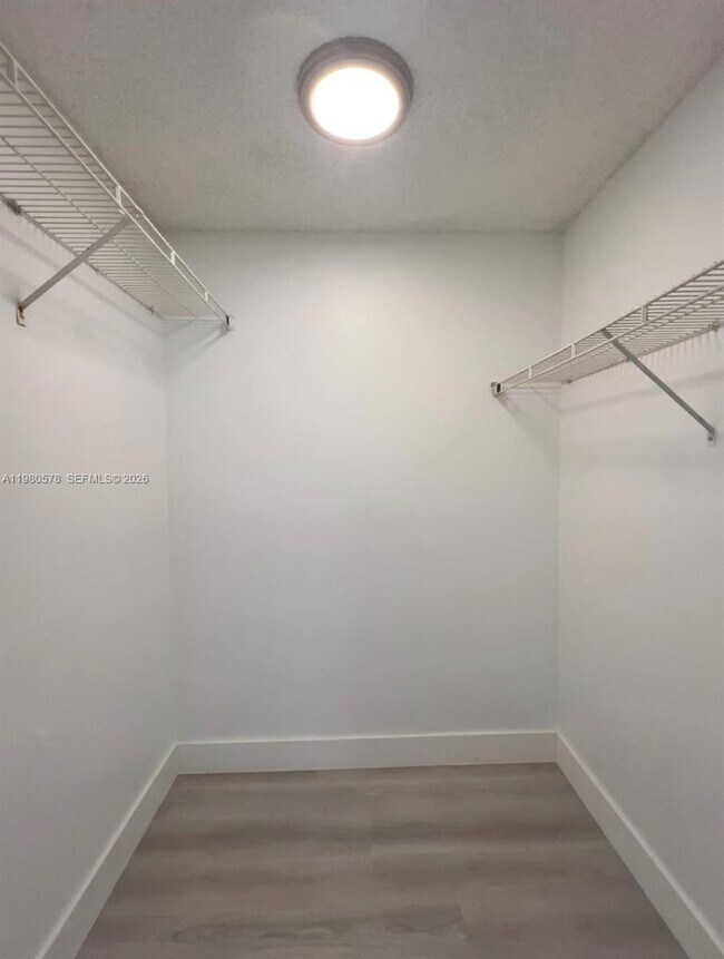 Building Photo - 640 S Park Rd