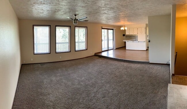 Building Photo - $2,595 / 4BR, 3.5BA Liberty Lake Executive...