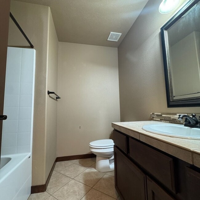 Building Photo - Cute and Cozy 3 Bedroom 2 Bath Rancher