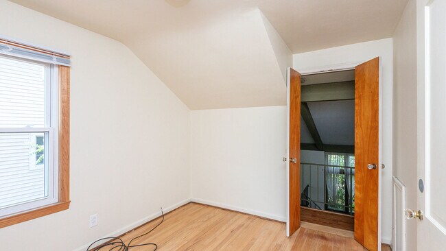Building Photo - 903 Sylvan Ave