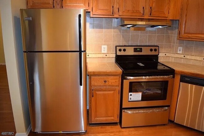 Building Photo - 65 Jamestown Rd