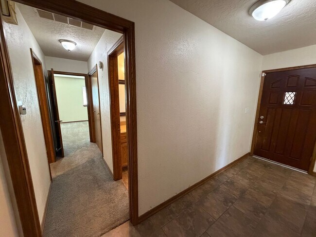 Building Photo - 2517 Chateau Dr
