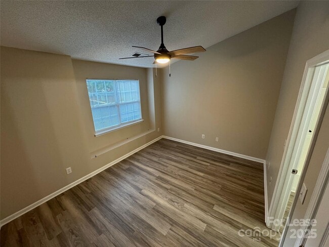 Building Photo - 10165 Forest Landing Dr