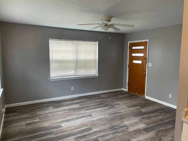 Building Photo - 1/1 Apartment Downtown Prattville!!!