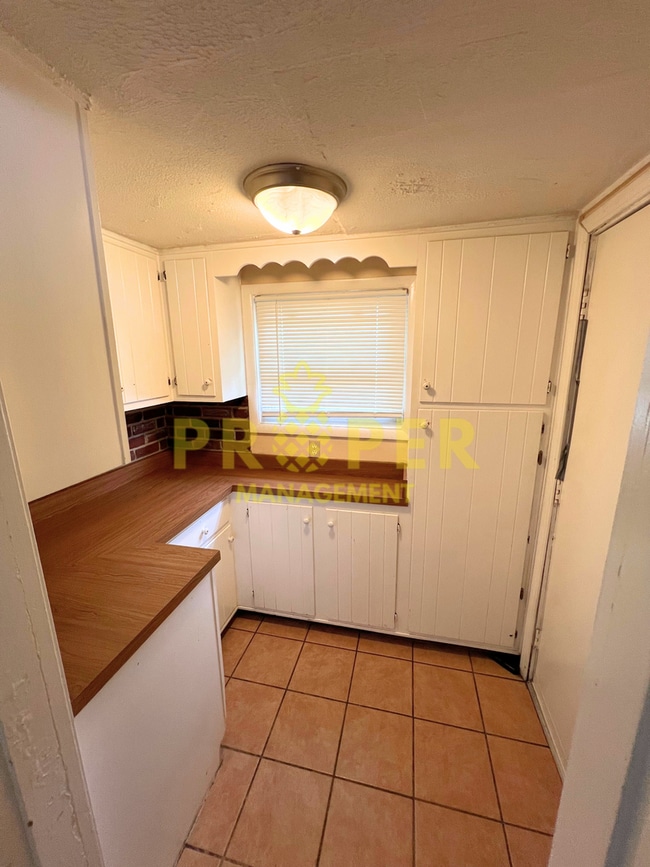 Building Photo - 2 bedrooms 1 bathroom house