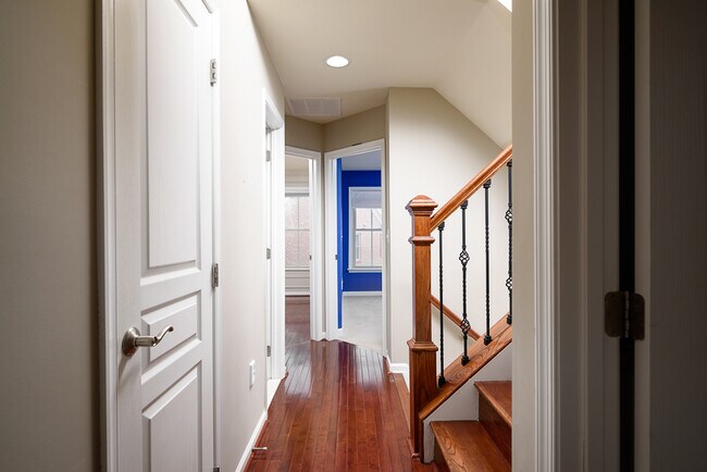 Building Photo - 2638 S Kenmore Ct