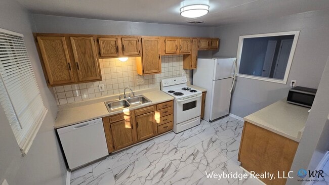 Building Photo - Beautiful 3 Bedroom 2 Full Bath Home Locat...
