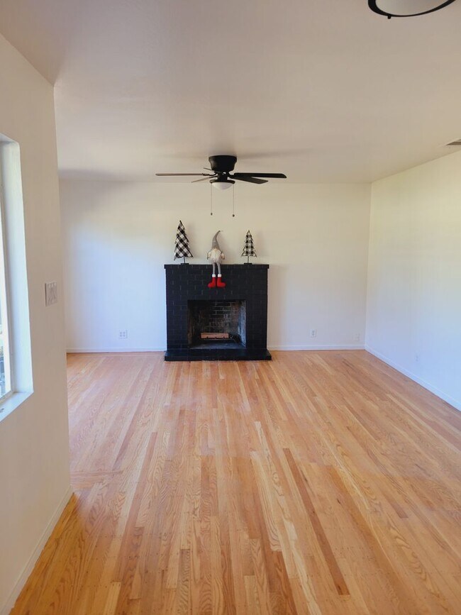 Building Photo - AVAILABLE NOW! 3 BEDROOM/2 BATH IN FAIRFIELD