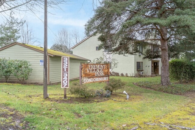 Building Photo - SPACIOUS 3 BEDROOM CONDO! CONVENIENT LOCATION!