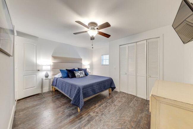 Building Photo - 394 Burton Dr