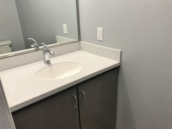 Building Photo - 37 E Ridge Dr