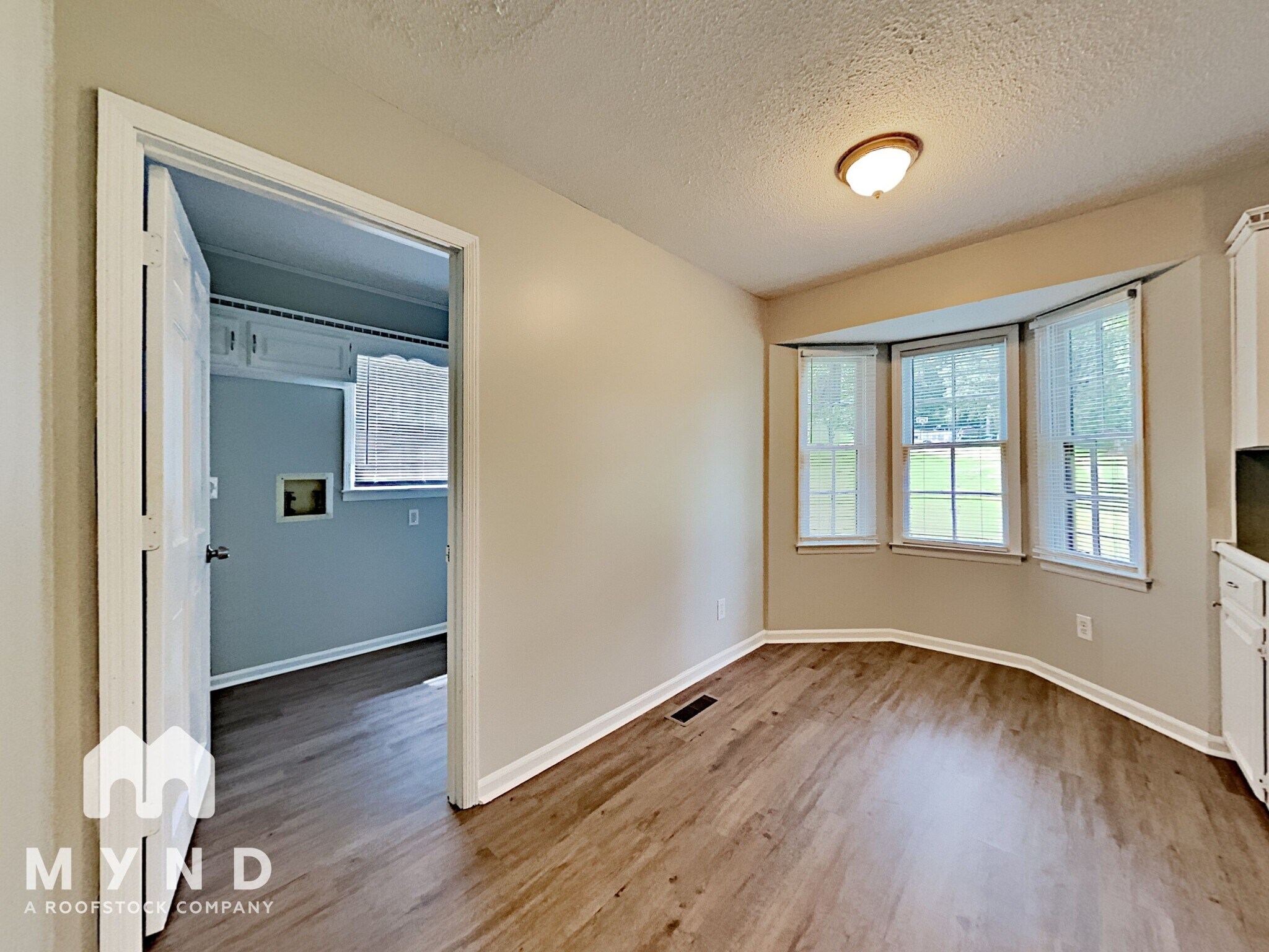 Building Photo - 204 Moon Cir