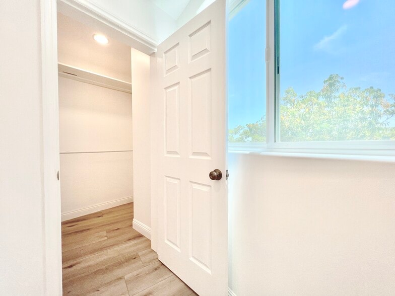 Building Photo - 2041 Linnington Ave