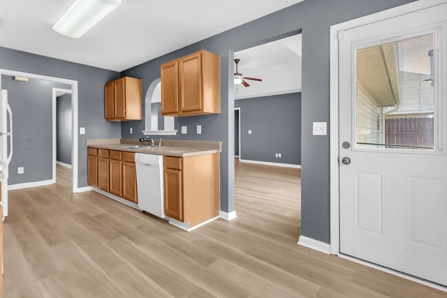 Building Photo - ** 3 Bed 2 Bath located in Cotton Lakes ** Call 334-366-9198 to schedule a self tour