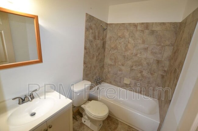 Building Photo - 947-957 Grebe St